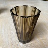 Vase en verre fumé strié