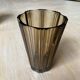 Vase en verre fumé strié