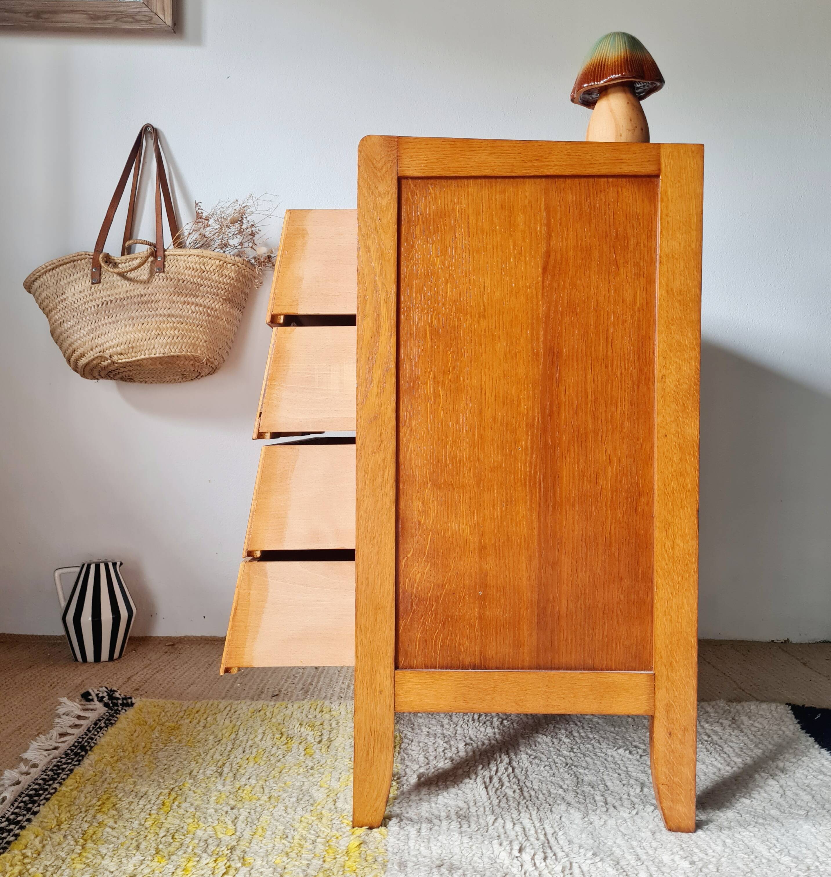 Commode vintage Mid-Century en chêne clair et tiroirs biseautés (1960)