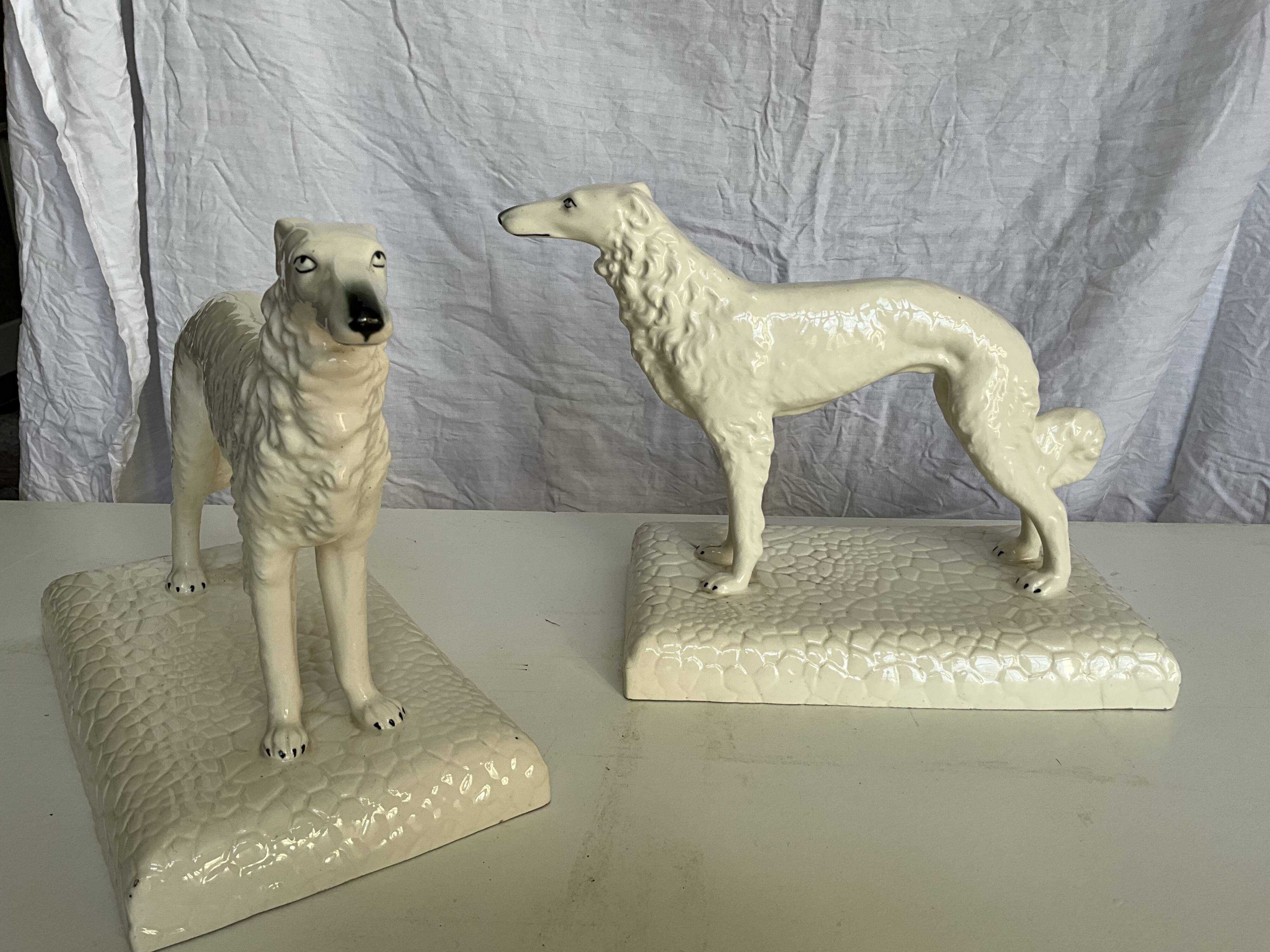 Rare paire de figurines en porcelaine de greyhound/borzoi. Tchécoslovaquie