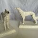Rare paire de figurines en porcelaine de greyhound/borzoi. Tchécoslovaquie