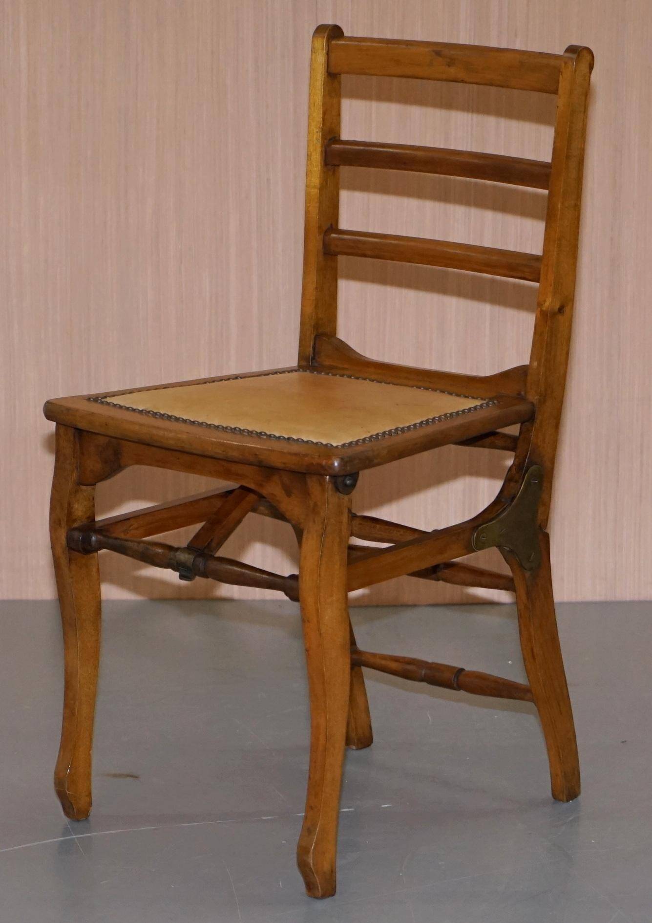 Chaise pliante militaire rare circa 1890 en fruitwood massif avec ferrure en laiton