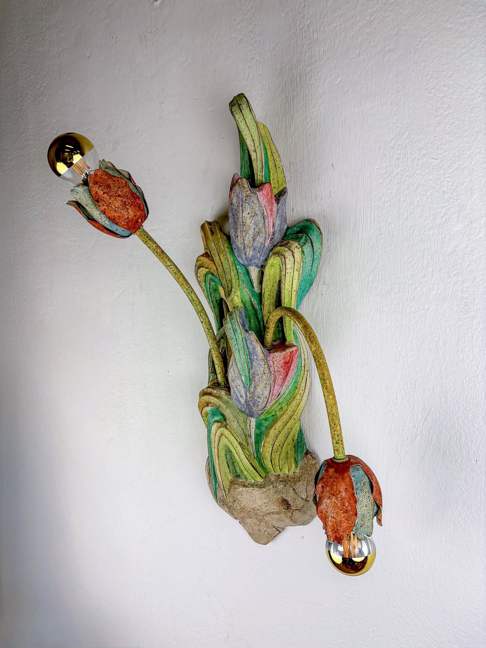 Paire de appliques italiennes en forme de tulipe et de feuille, bras en bois polychrome et métal, années 1960.