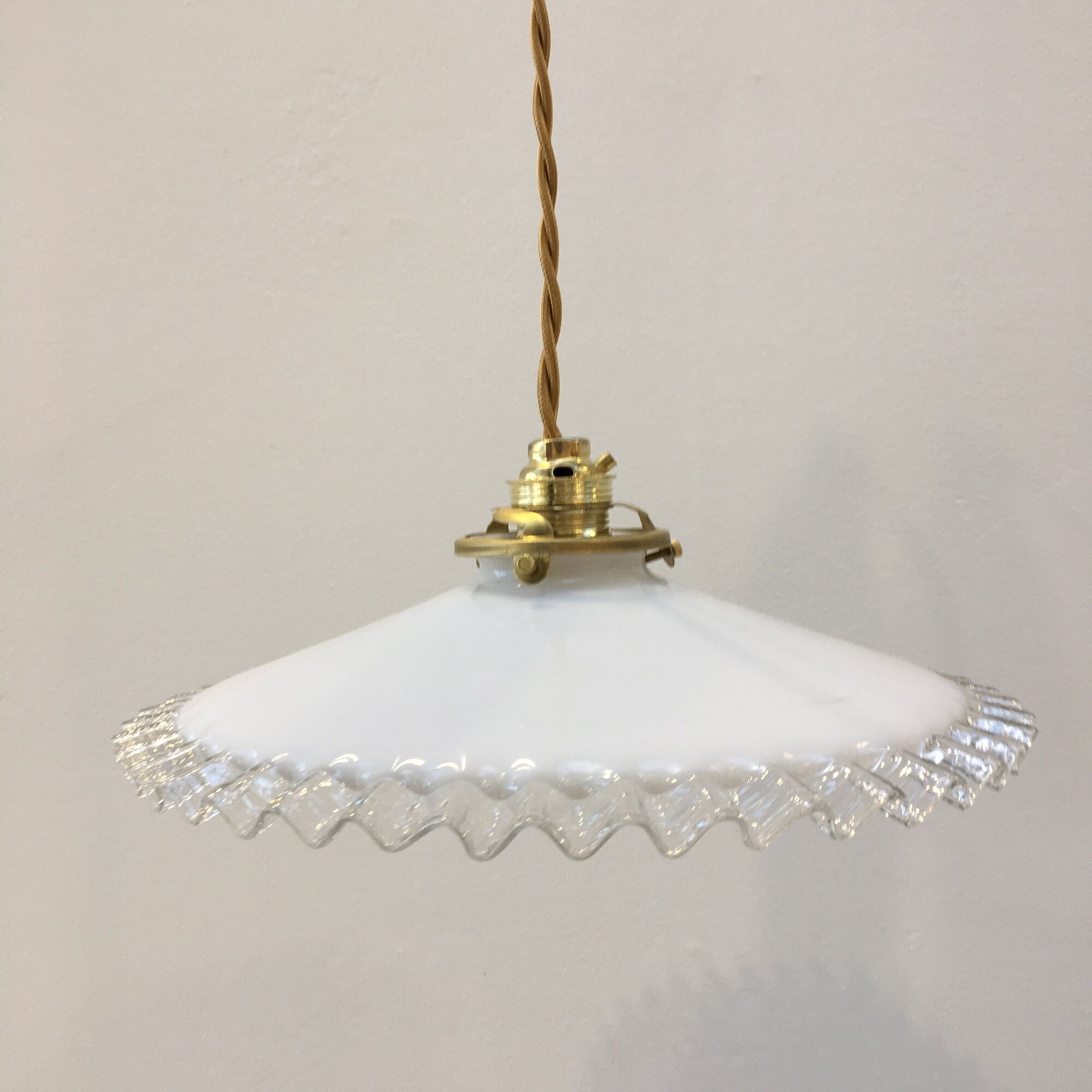 Trio de suspensions en opaline blanche et bords dentelés transparents