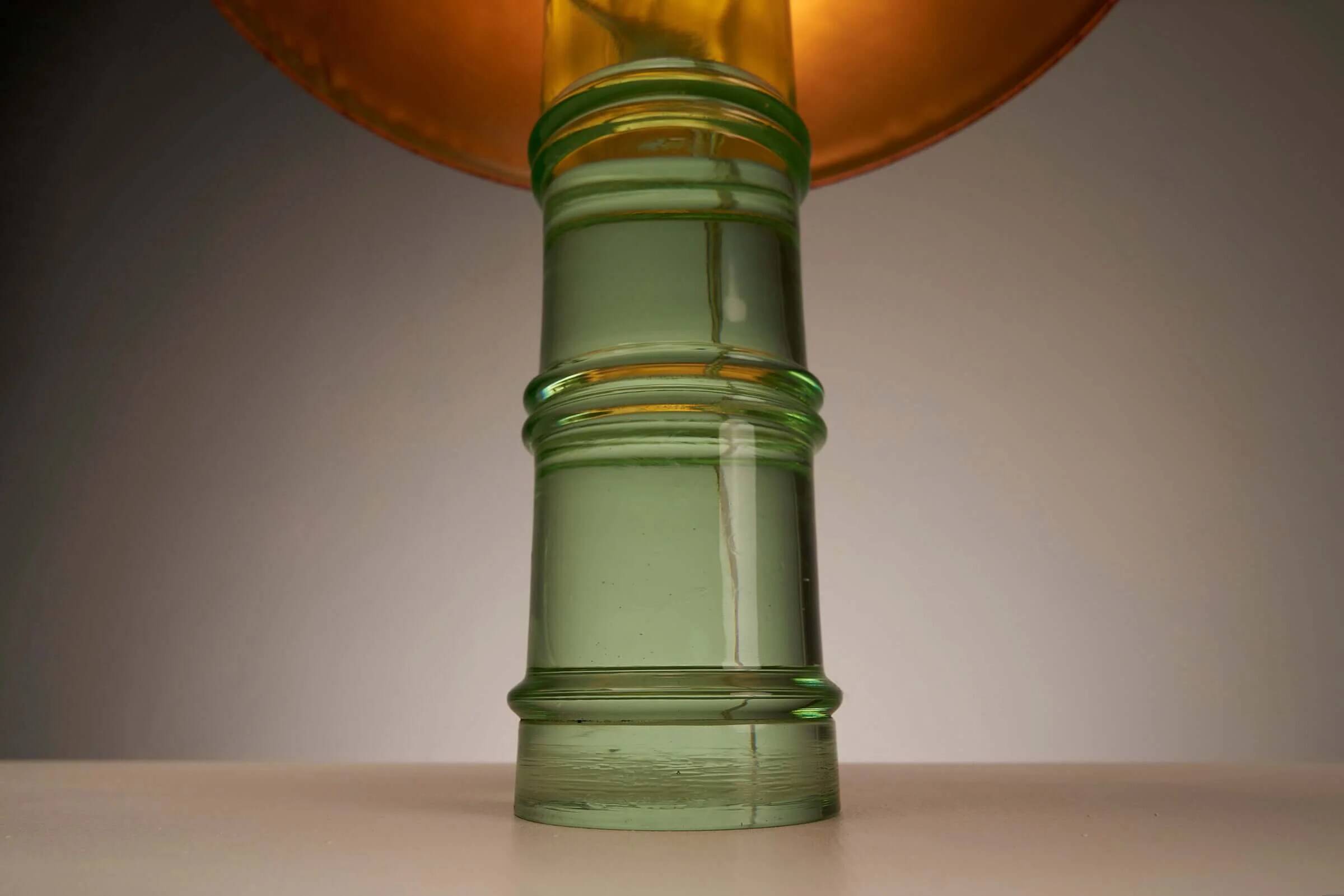 Lampe de table en verre avec abat-jour orange