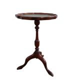 Table d’appoint à vin, guéridon ancien en bois et cuir vert
