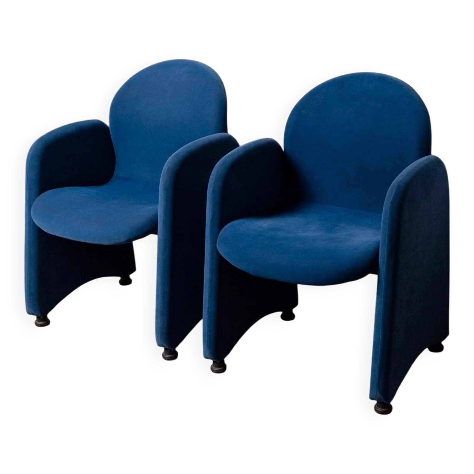 Paire de fauteuils en velours bleu avec pieds ronds en acrylique - design italien des années 1970.