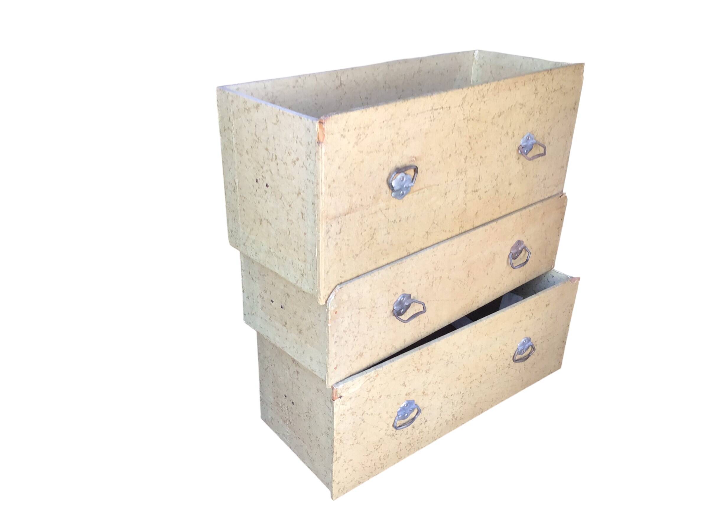 Antique vertical cabin trunk – 109 cm – parchment interior