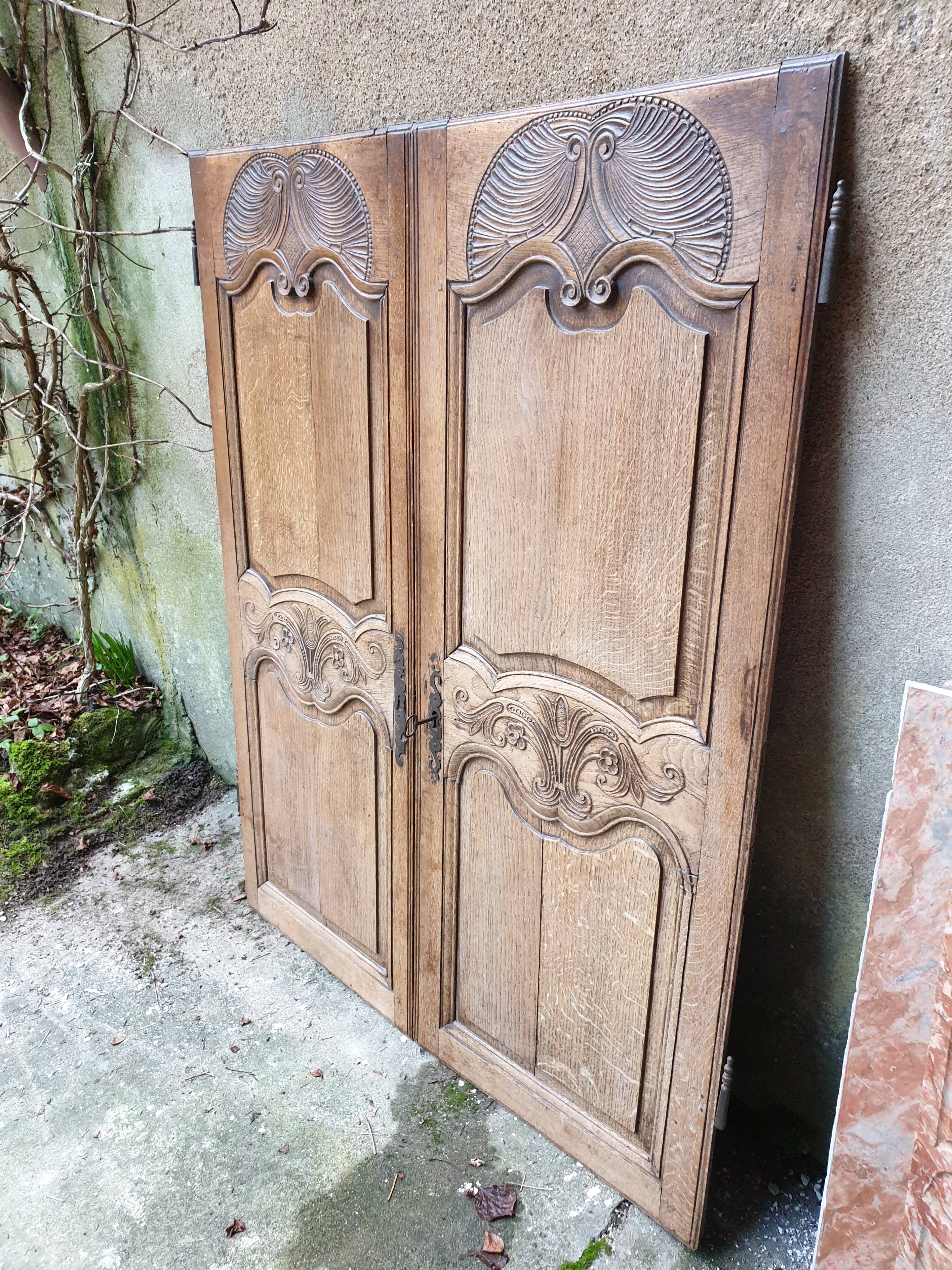 Double portes anciennes de placard