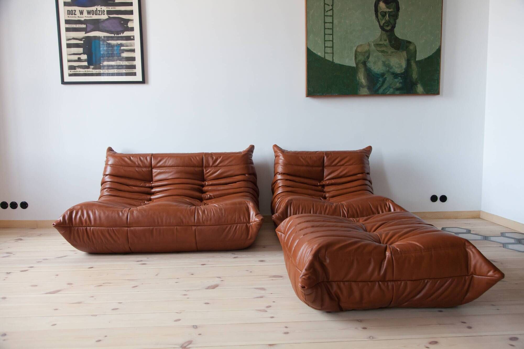 Ensemble Togo de canapé 2 places, fauteuil et pouf en cuir marron whiskey.