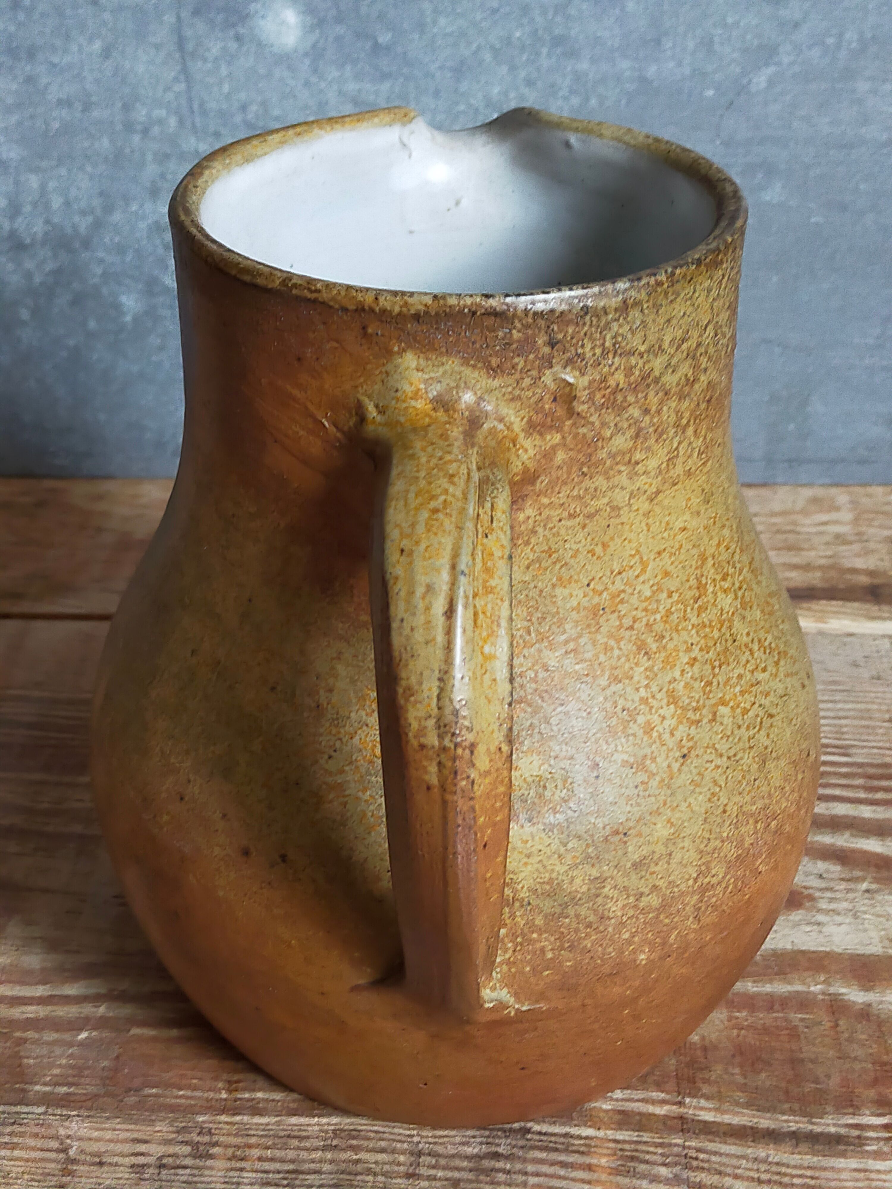 Pitcher Art-Populaire in ancient sandstone