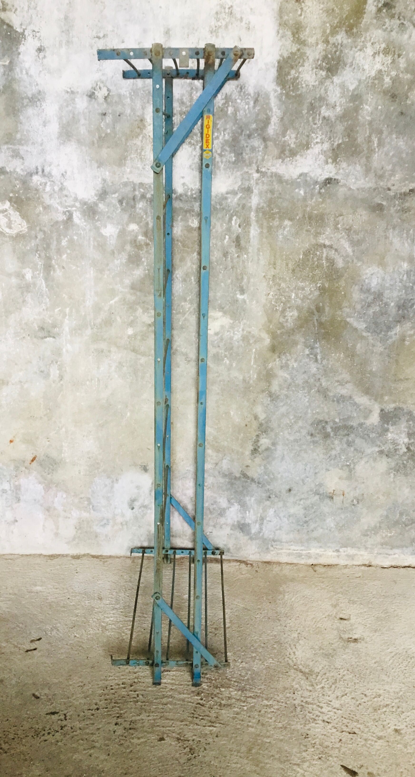 Rigid metal shoe shelf on legs - 1950