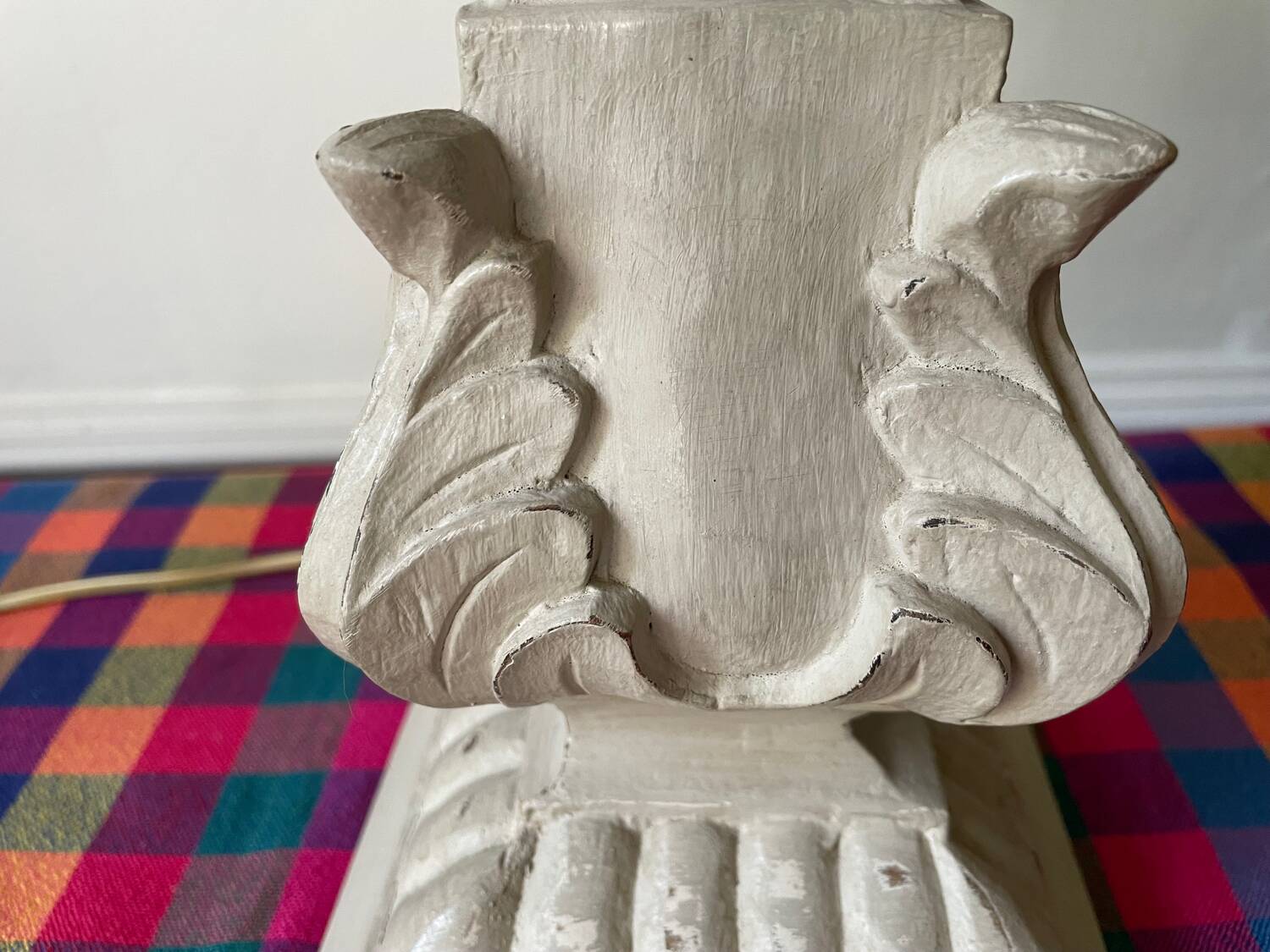 Lampe bois patiné blanc d’ivoire