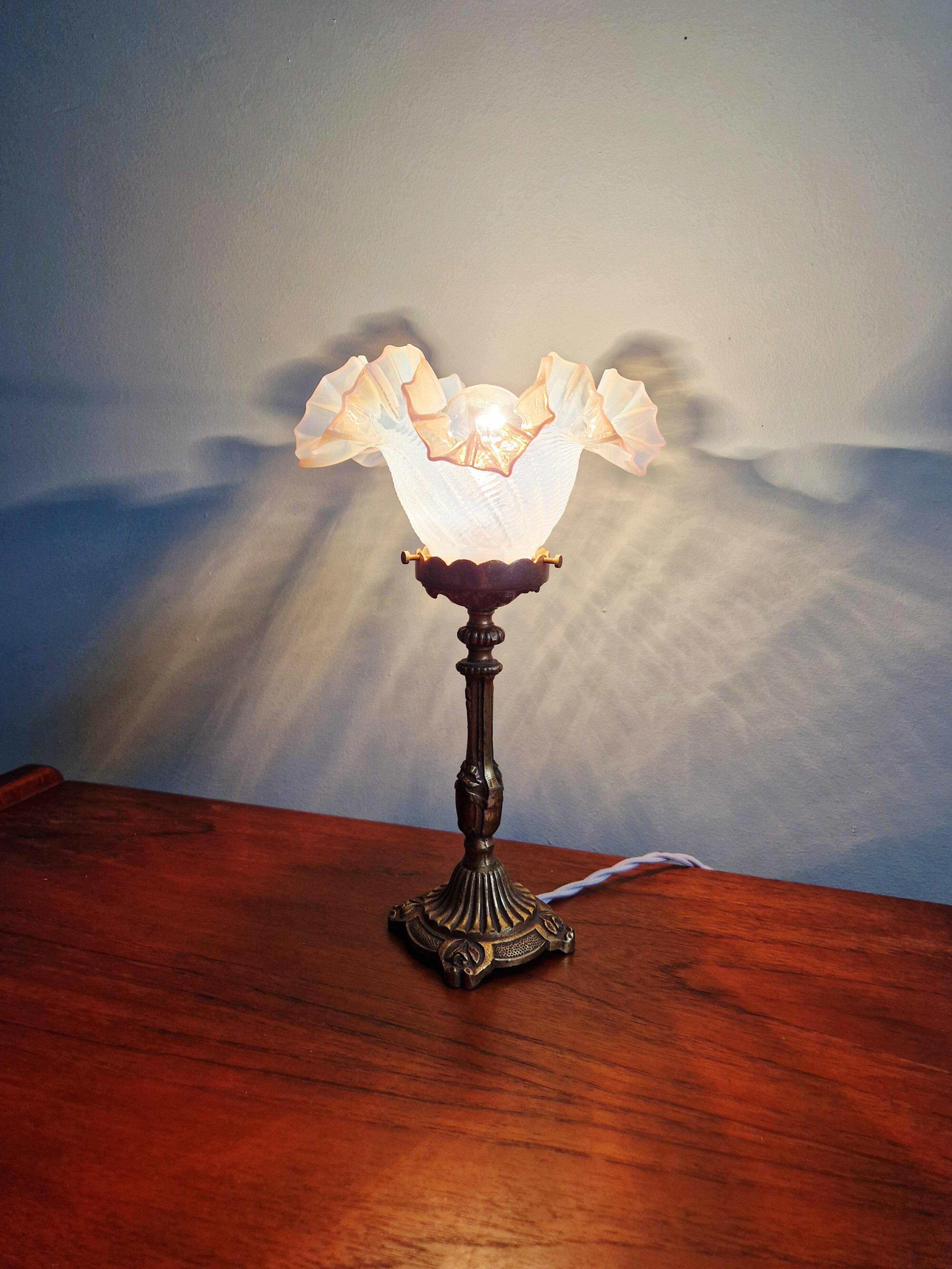 Table lamp in gilded bronze with opalescent glass shade, early 20th century.