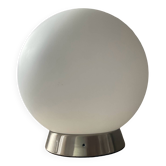Lampe boule design en verre dépoli et métal chromé