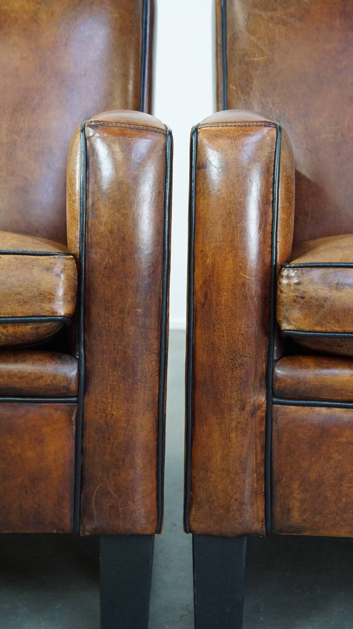 Set of 2 characterful, comfortable armchairs made of sheepskin leather with a sleek Art Deco design