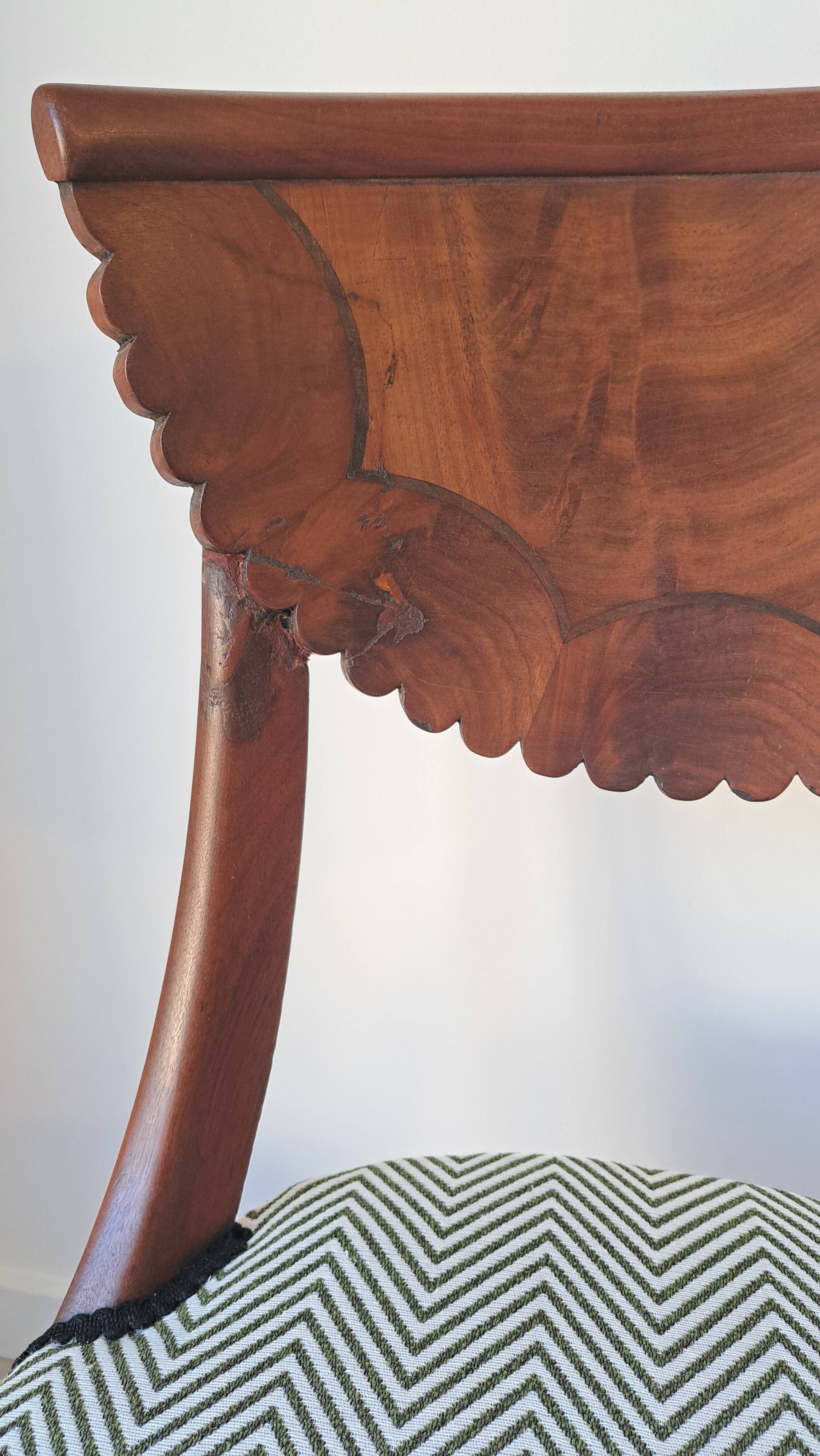 Pair of mahogany gondola chairs – Empire style – 20th century, restored