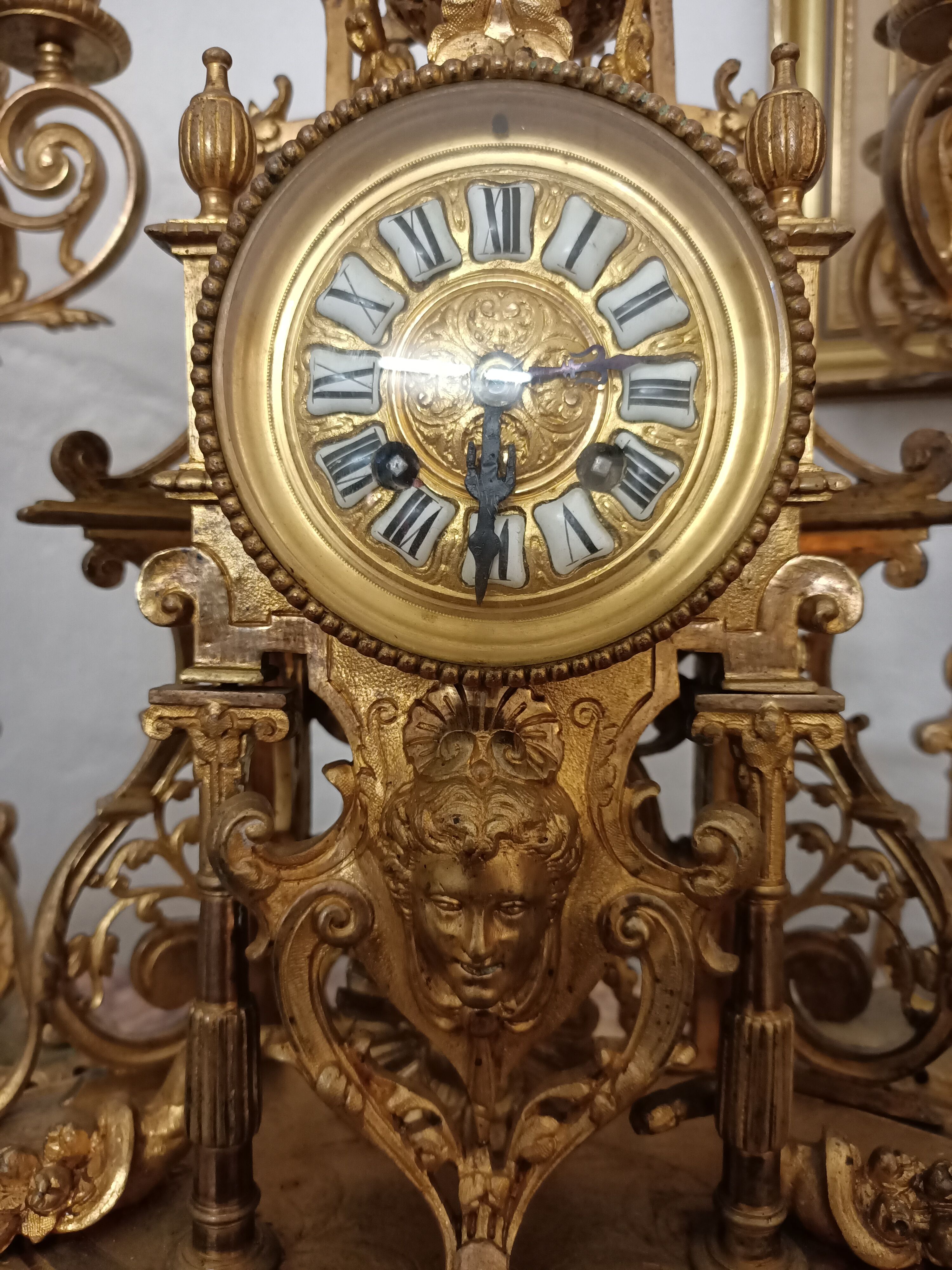 Pendulum with candlesticks
