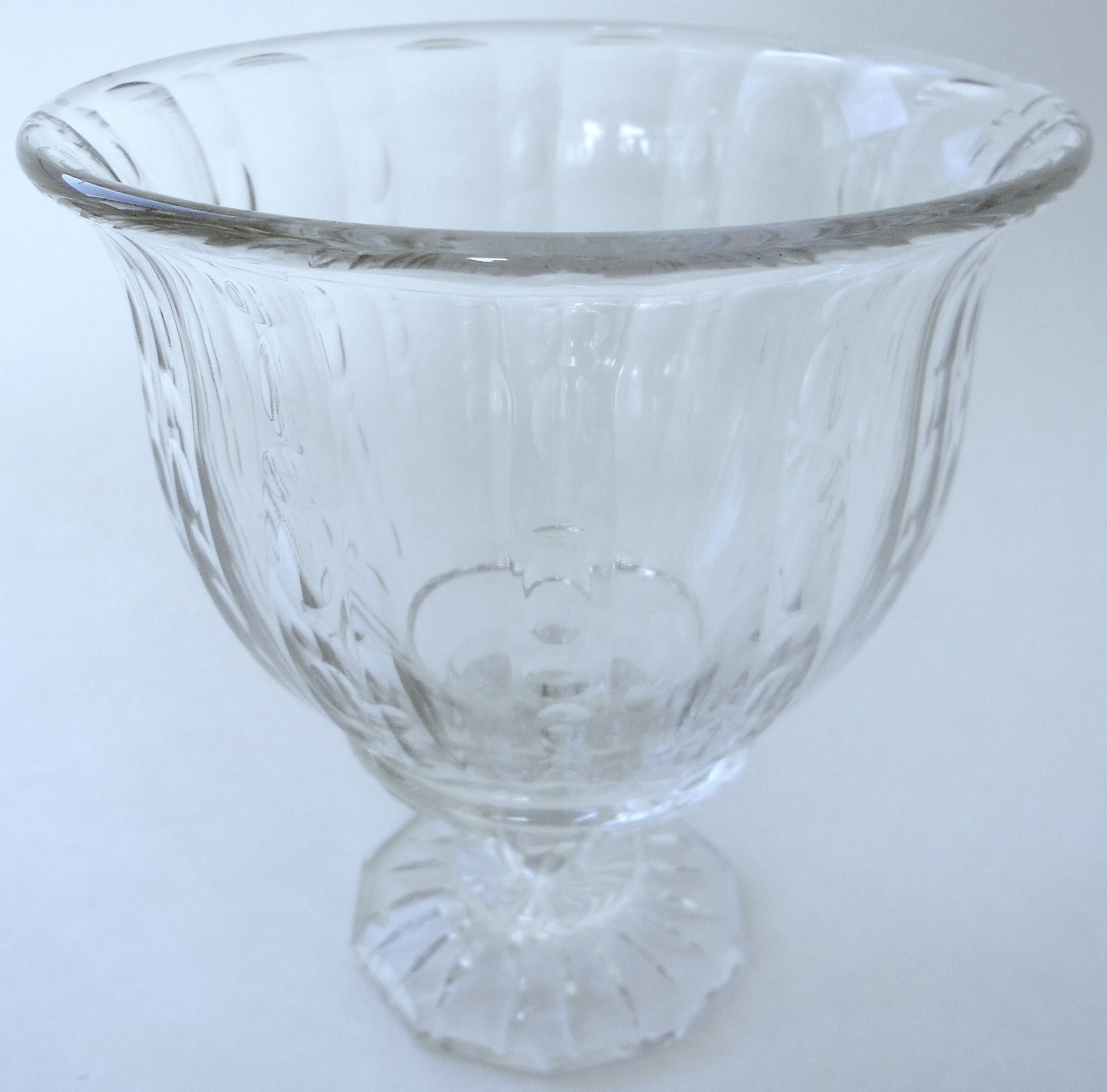 Crystal standing cup carved by Baccarat