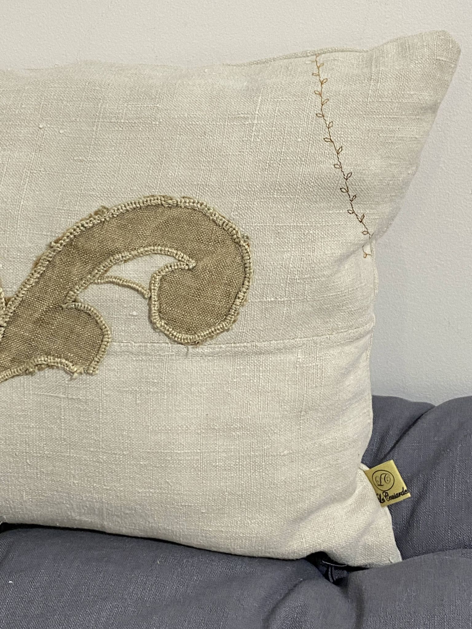 Coussin en toile ancienne avec ornement