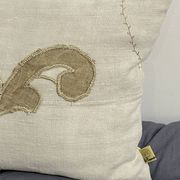 Coussin en toile ancienne avec ornement