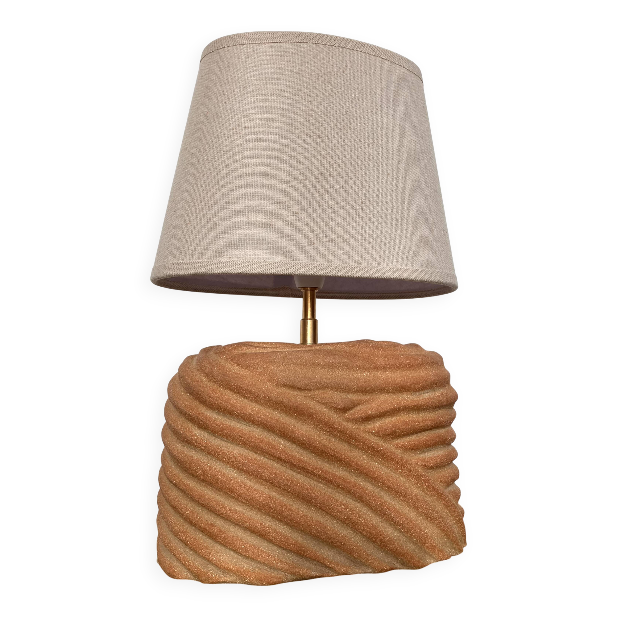 Oval table lamp in handcrafted ceramic with draped effect.