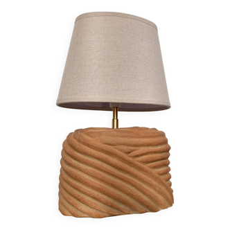 Oval table lamp in handcrafted ceramic with draped effect.