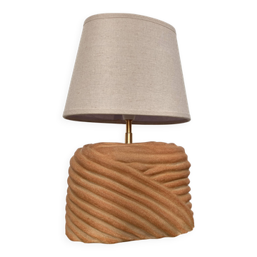 Lampe à poser ovale en céramique artisanale avec effet drapé
