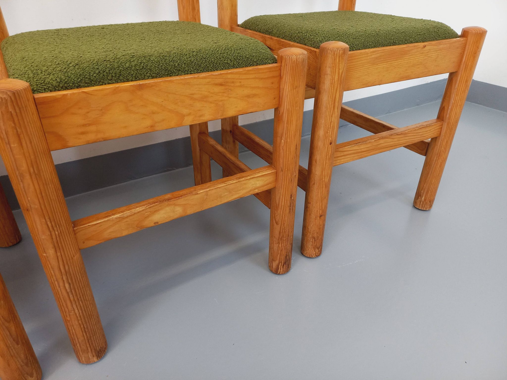 Set of 4 vintage chairs in pine and khaki green bouclette fabric from the 70s
