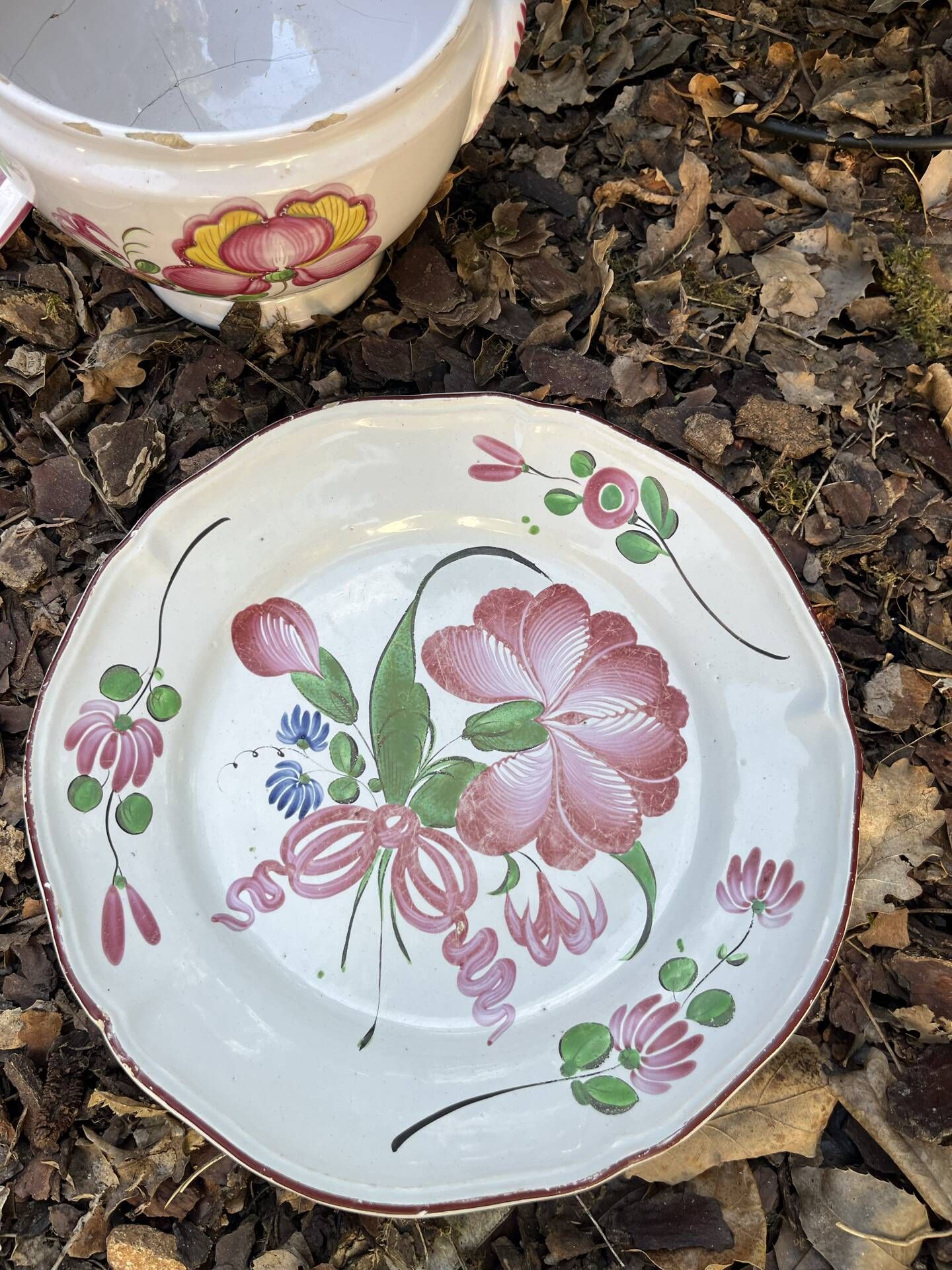 Faïences de l’Est décor floral à la fleur et au ruban