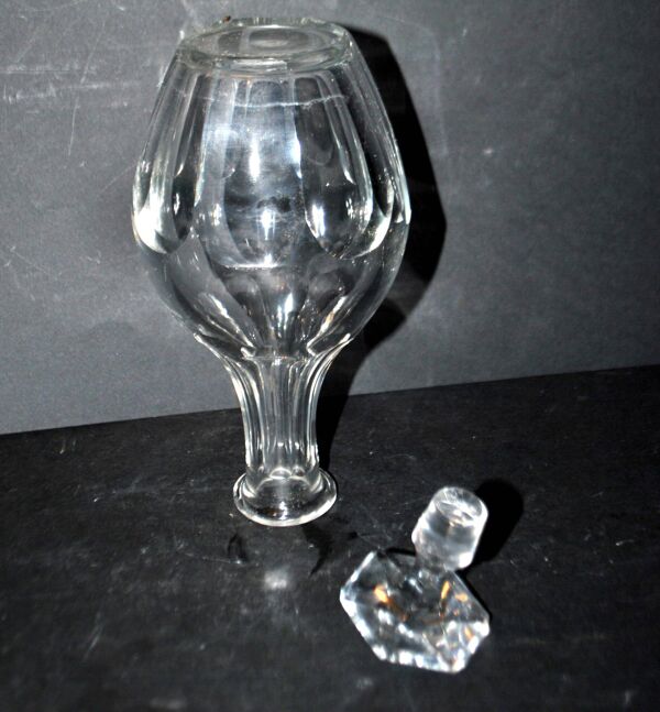 Carafe ancienne Malmaison en cristal taillé à côte plate Harcourt 21cm