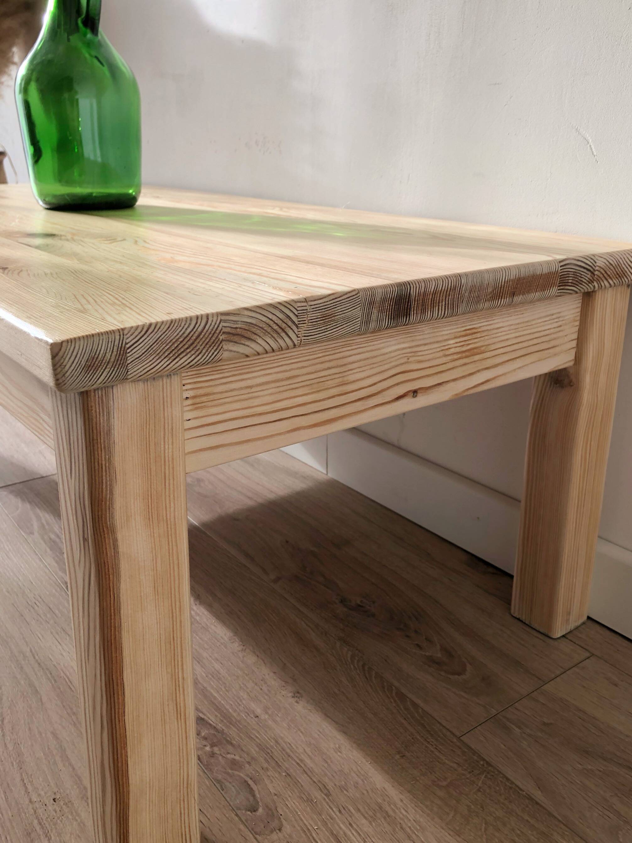 Farmhouse style coffee table, in solid pine