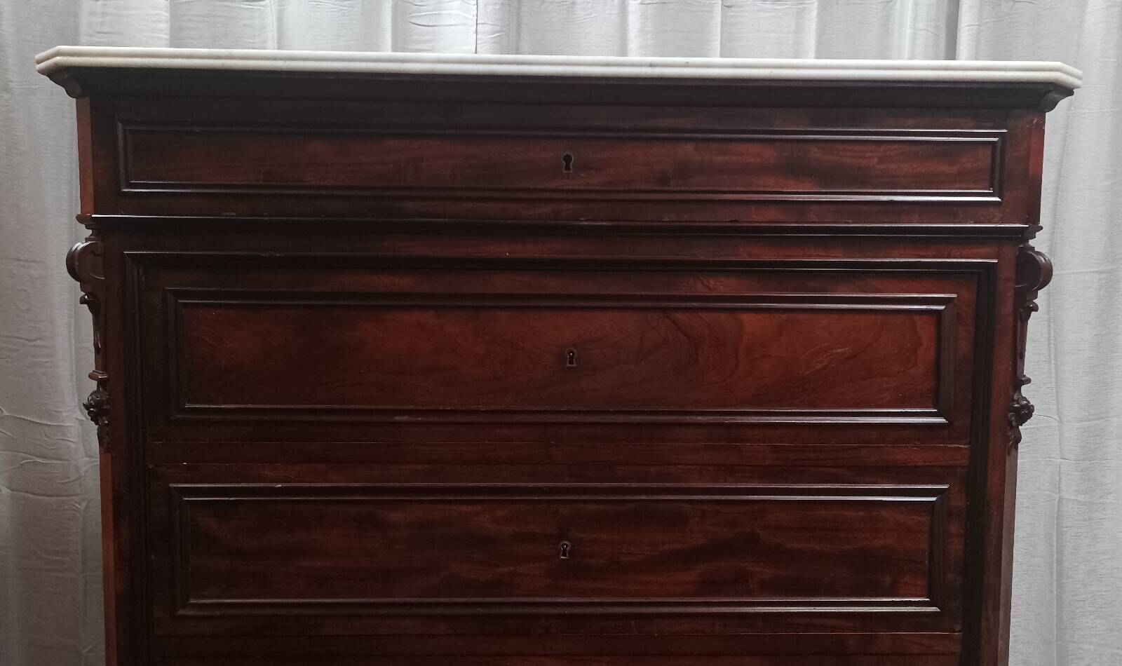 Large mahogany chest of drawers with 8 drawers from the Napoleonic III period.