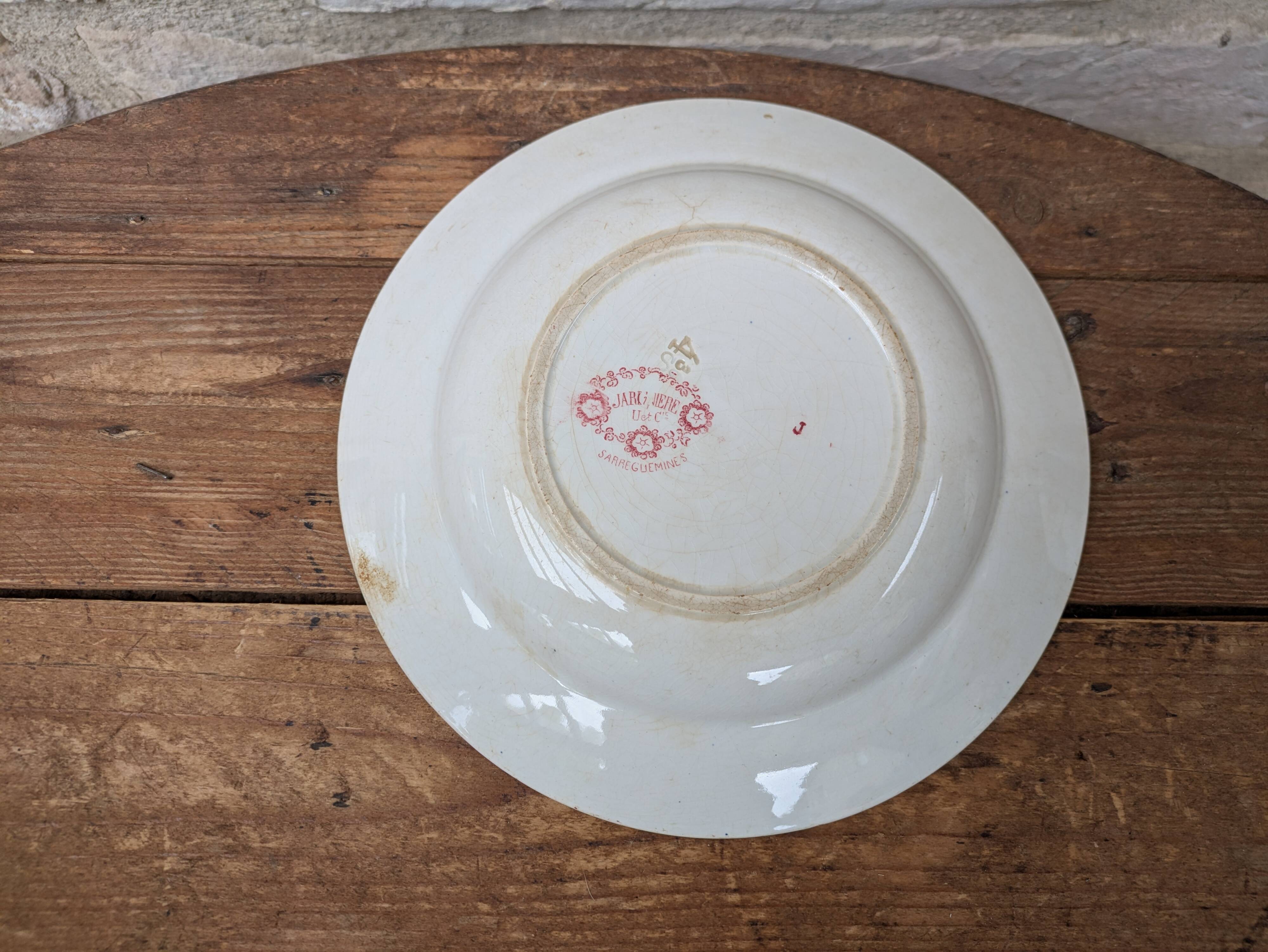 Hollow plate U et Cie Sarreguemines model Jardinière with pink flower decoration.