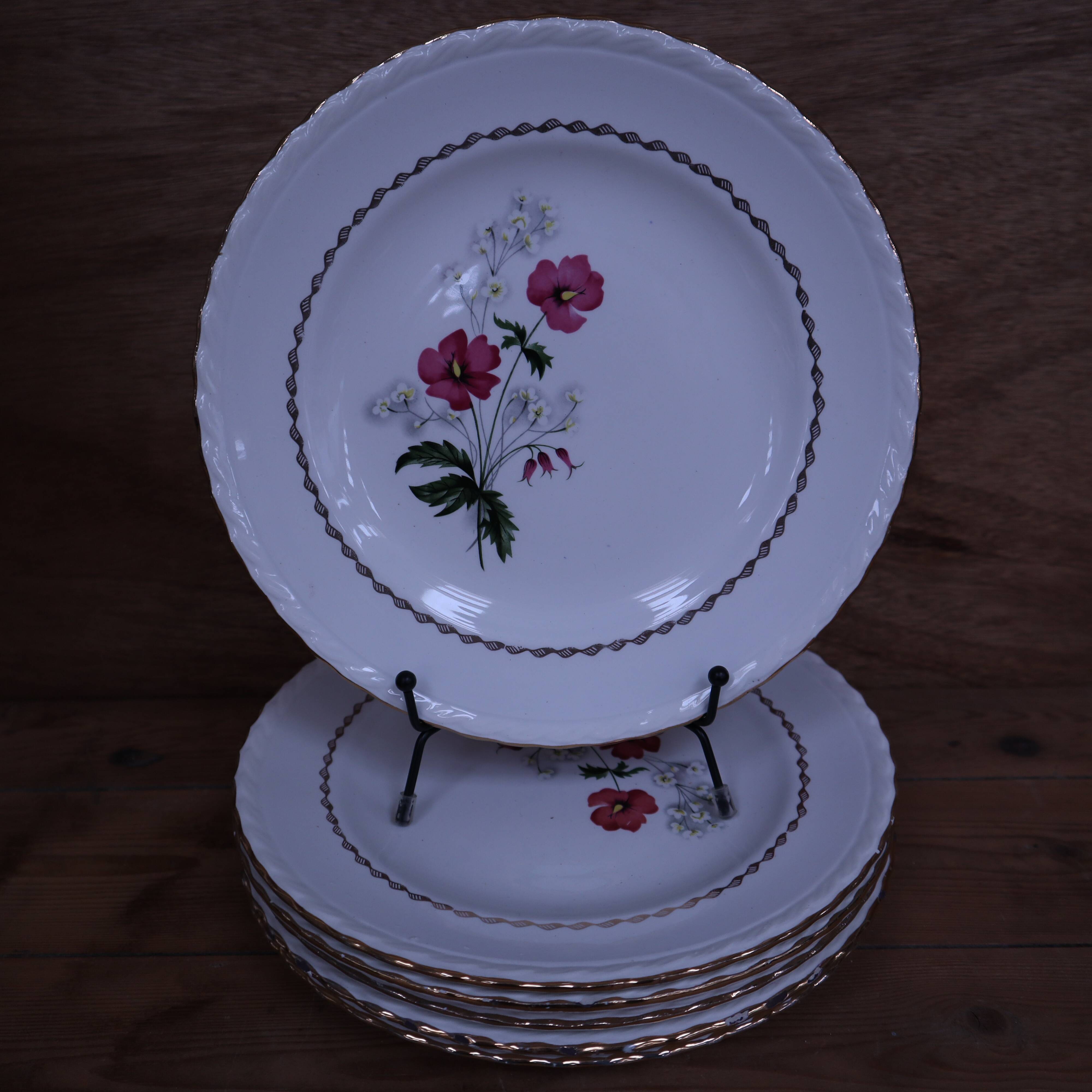 6 flat plates in earthenware l'Amandinoise with floral decoration.