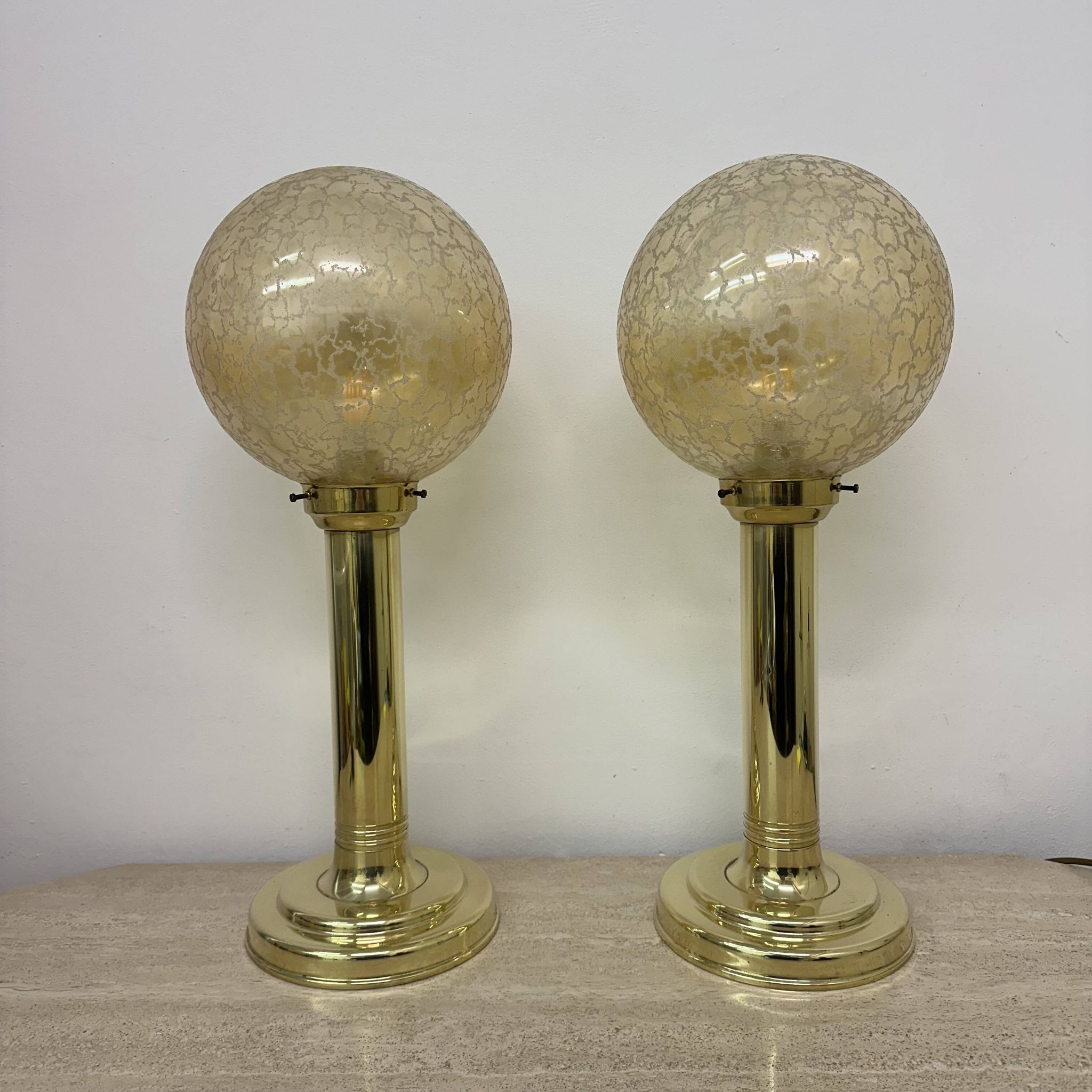 Lot de 2 grandes lampes de table globe en verre, années 1970