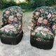 Deux fauteuils crapaud, motifs floraux
