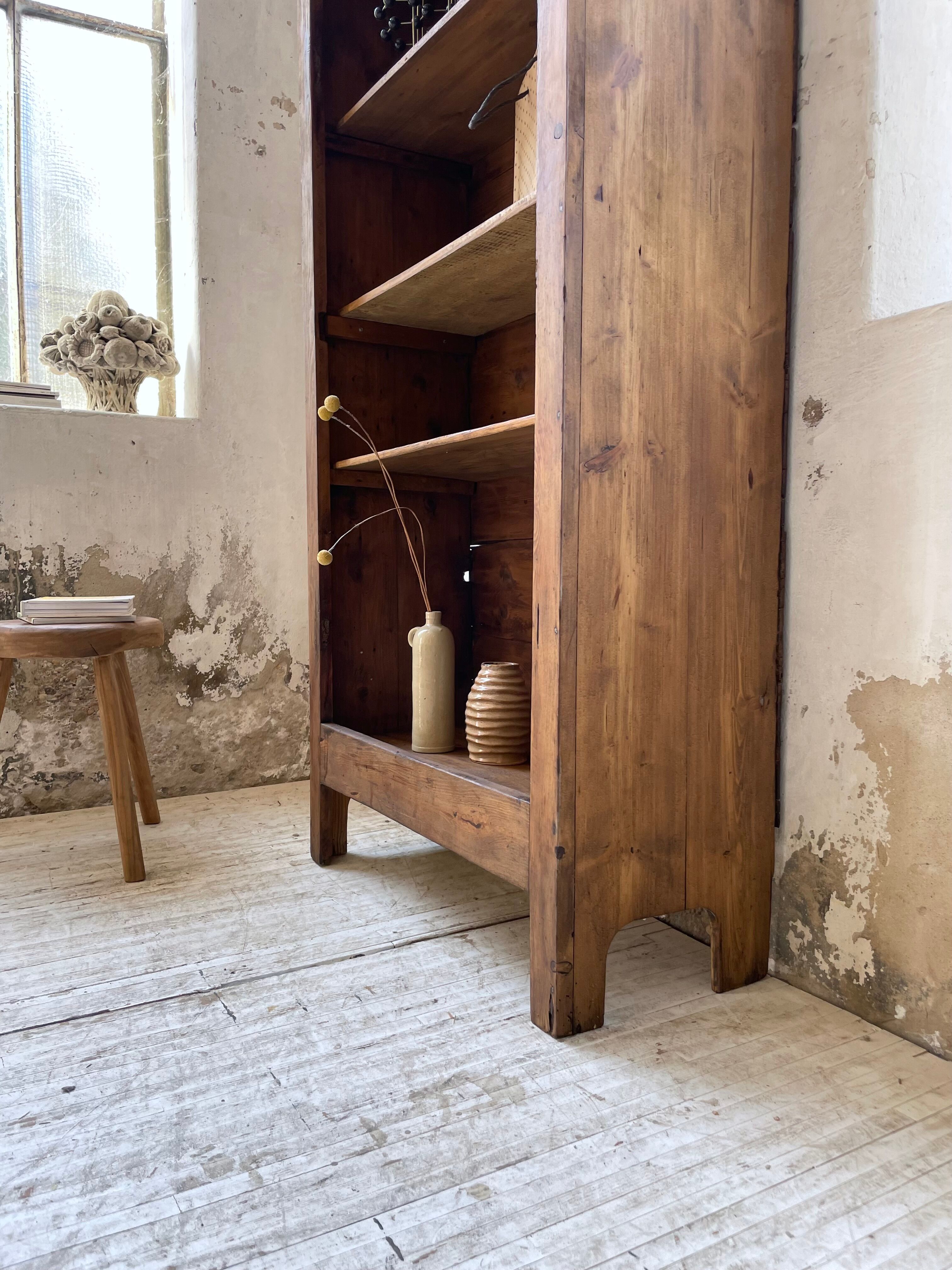 Library bonnetière pine