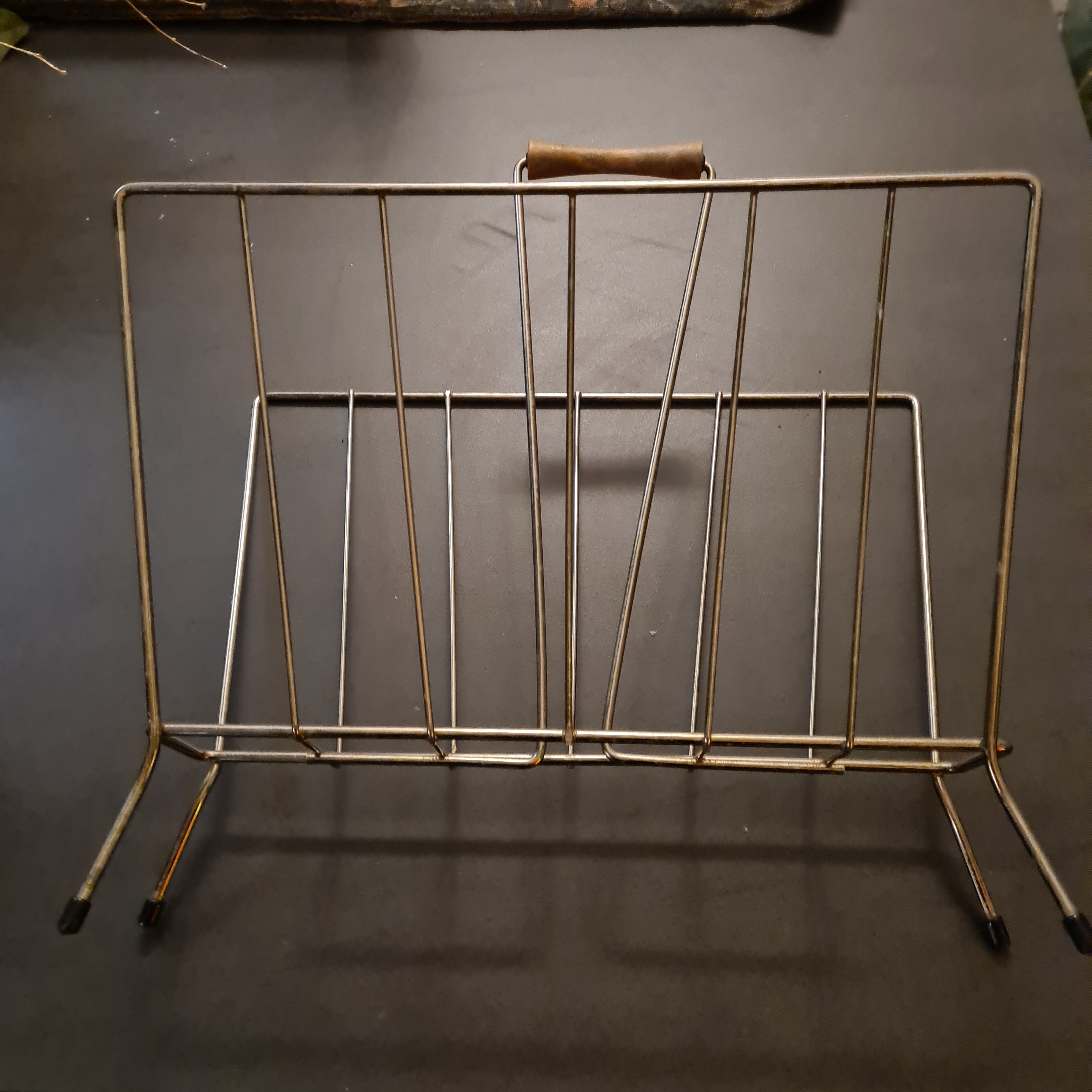 Metal magazine holders: from the 50s/60s