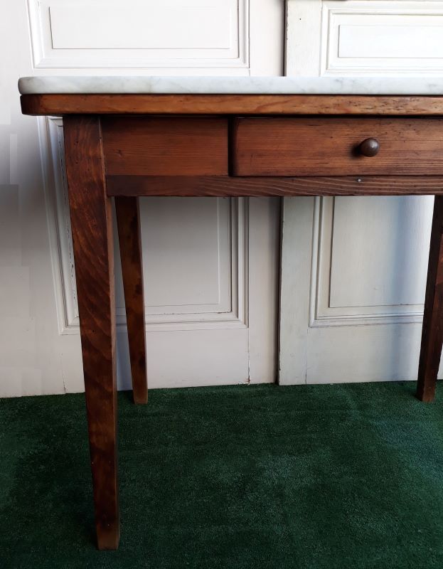 Table 90x58cm on old kitchen marble
