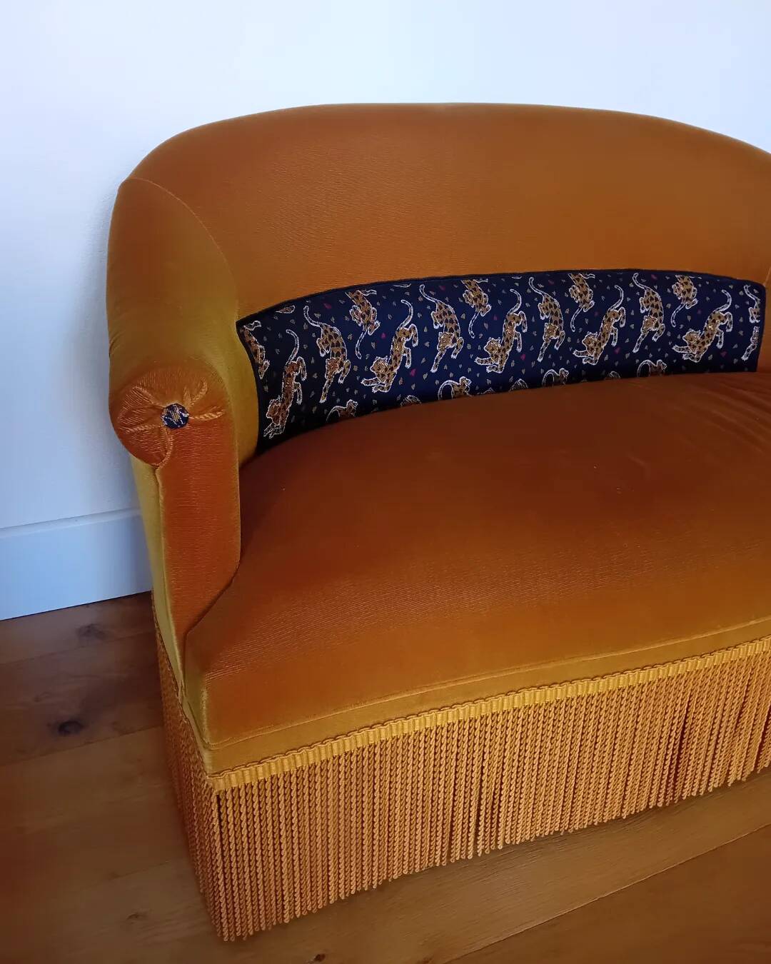 Mustard velvet 2-seater toad sofa
