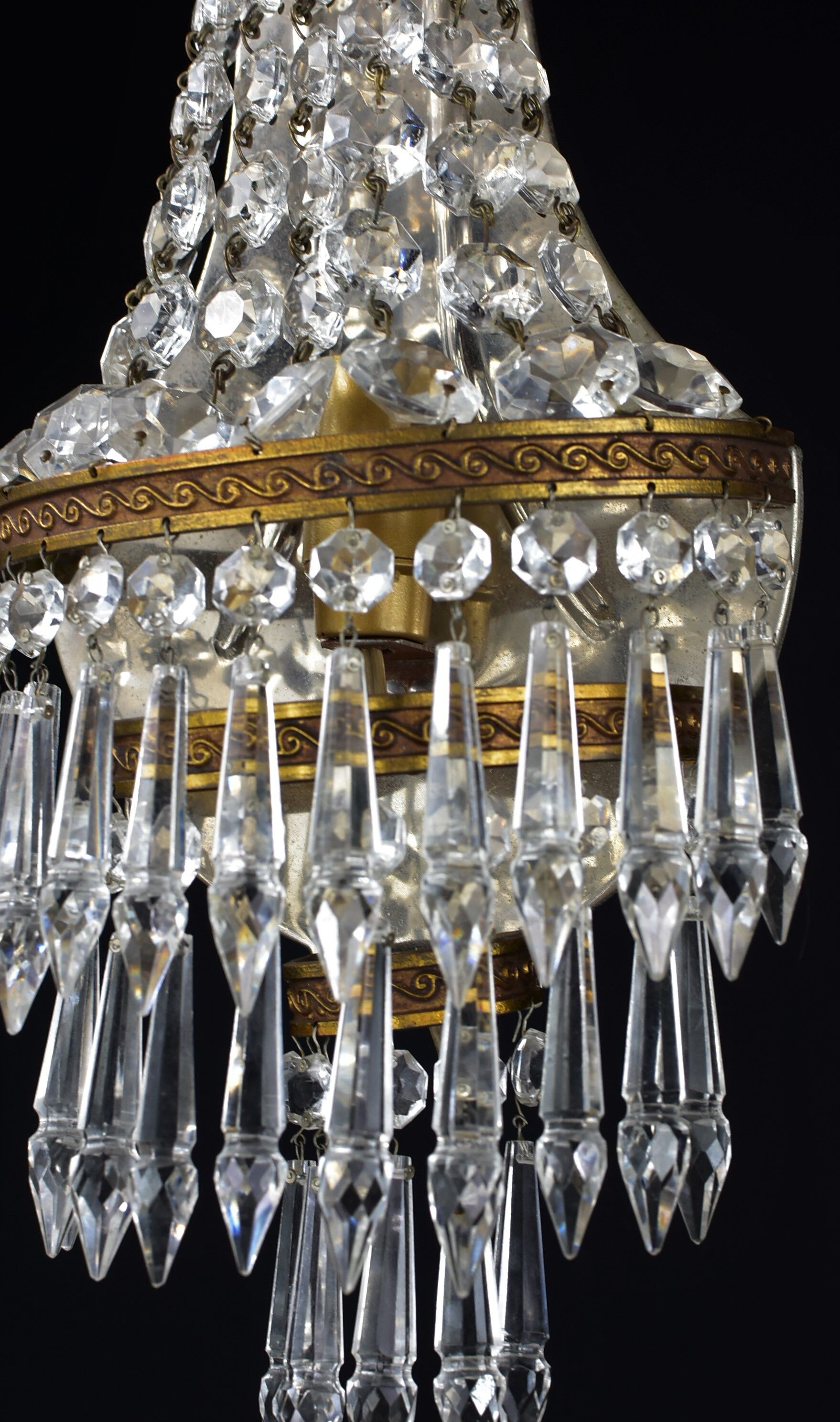 Applies glass tassels.