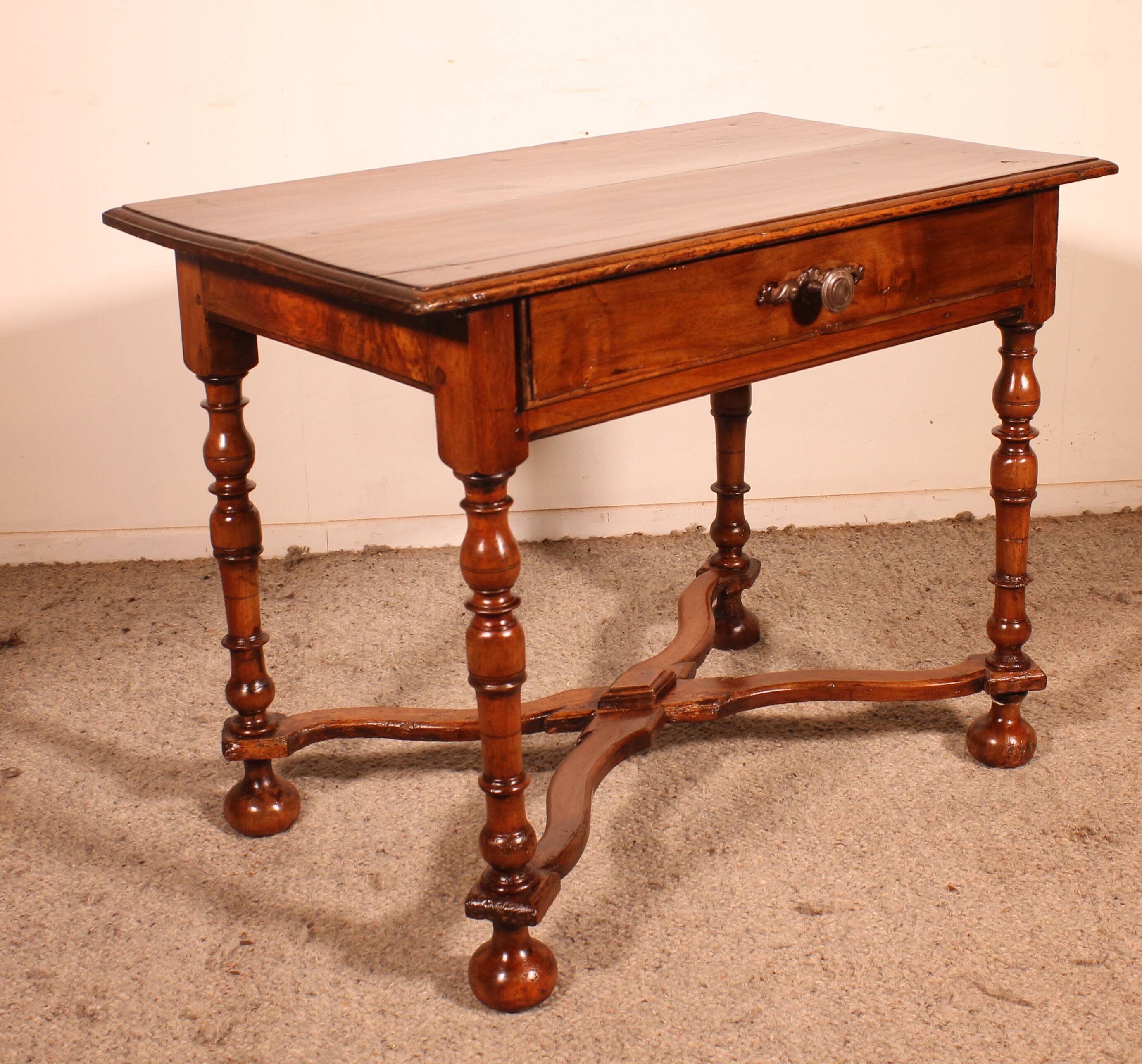 Louis XIV Table in Walnut - 17th Century