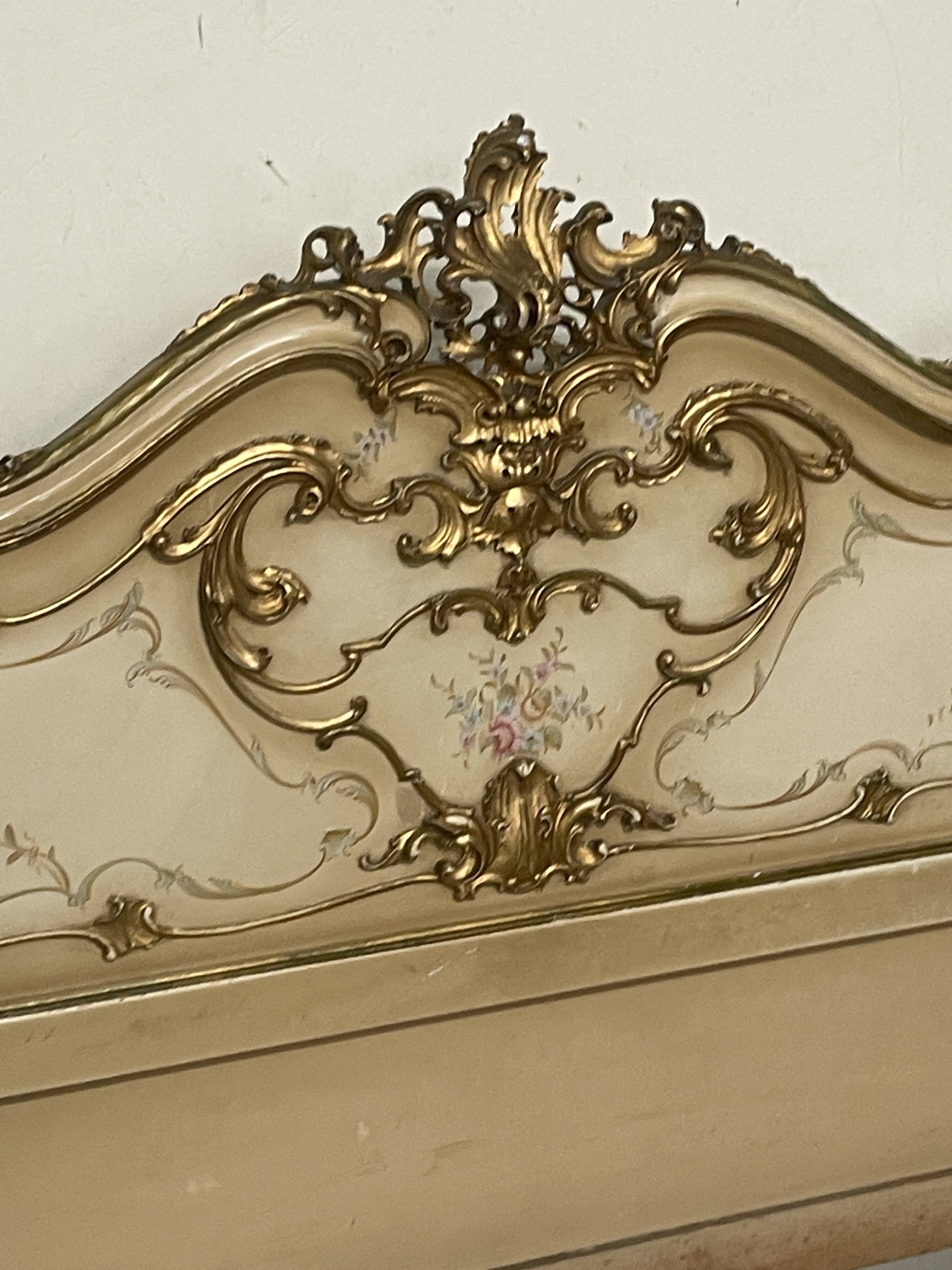Lit matrimonial des années 40 dans le style Louis XV.