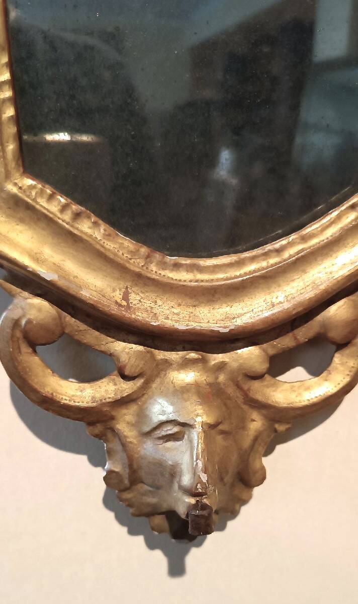 Ancienne paire de miroirs en bois sculpté et doré