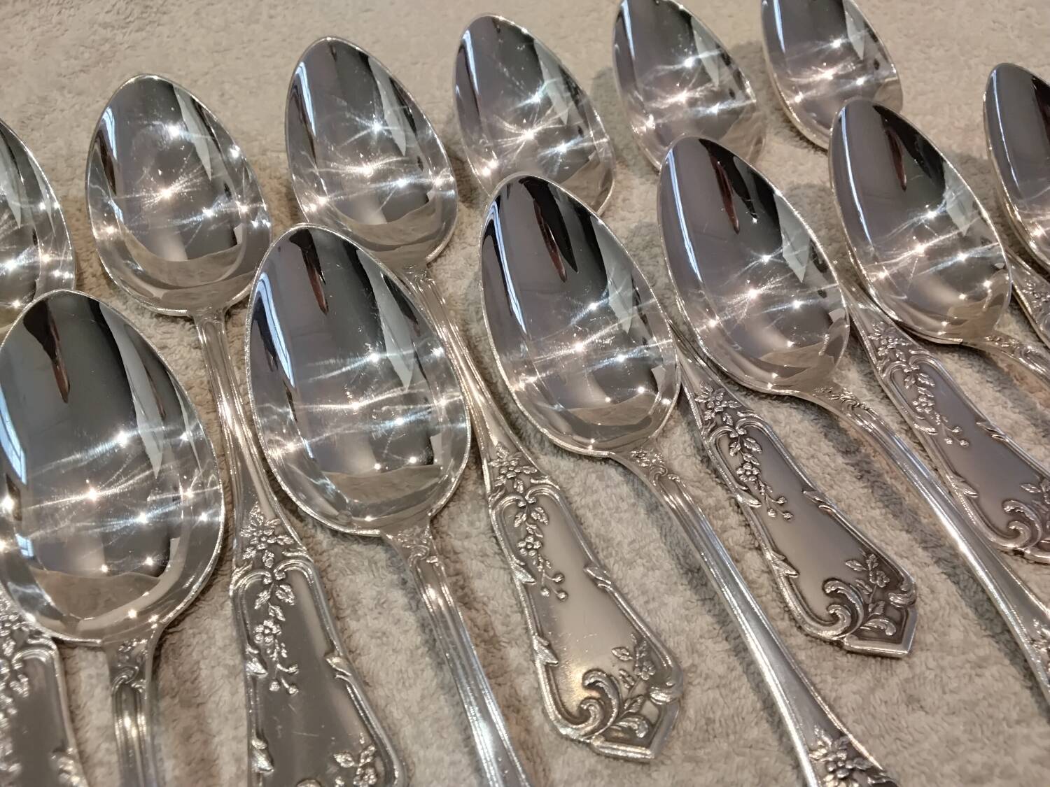 12 silver-plated metal soup spoons by the silversmith Boulenger LXV, half-rich.