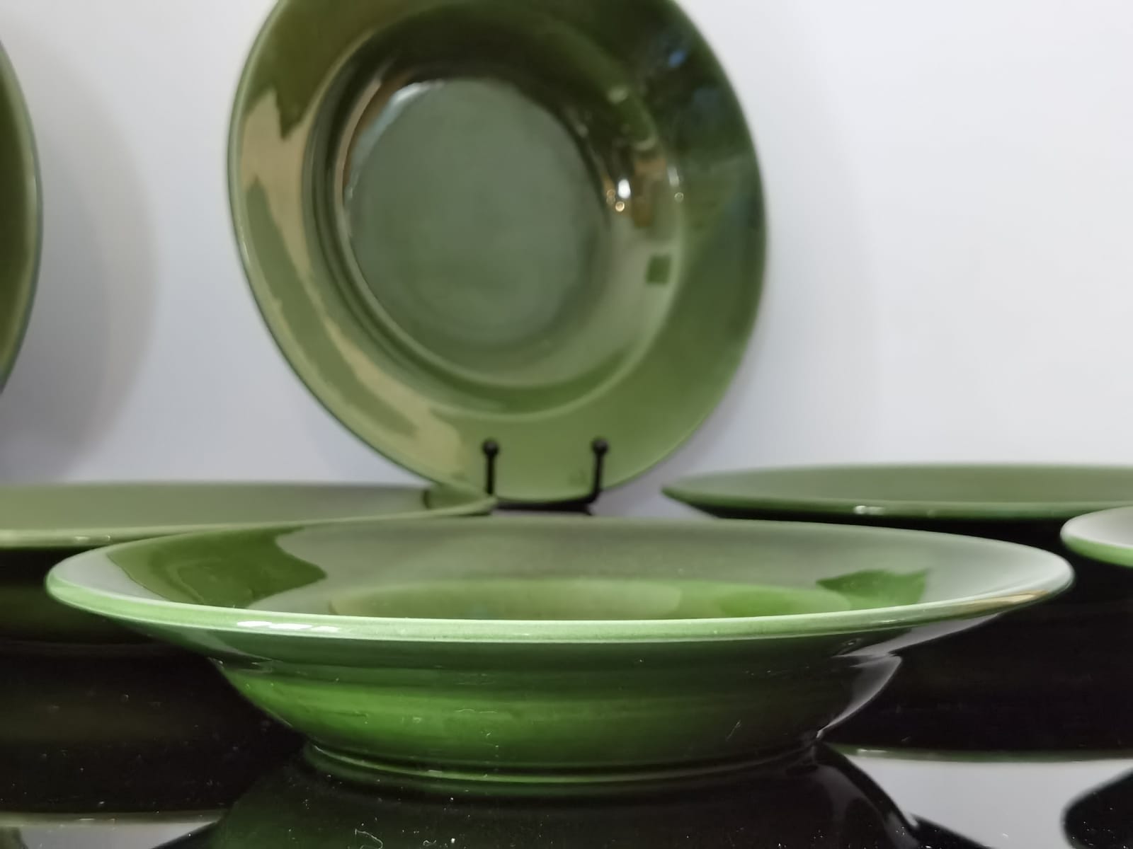 Hollow plates in glazed glazed ceramic green