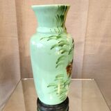 Vase en opaline verte à decor d'angelots motifs peints et emailles