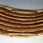 Corbeille en bambou et lamelles de bois