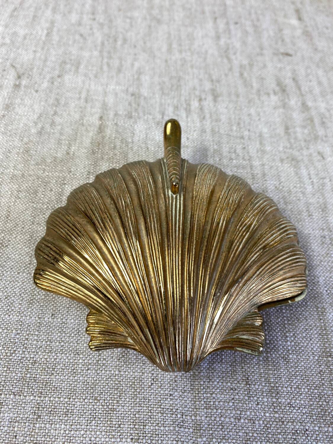 Brass scallop shell emptier